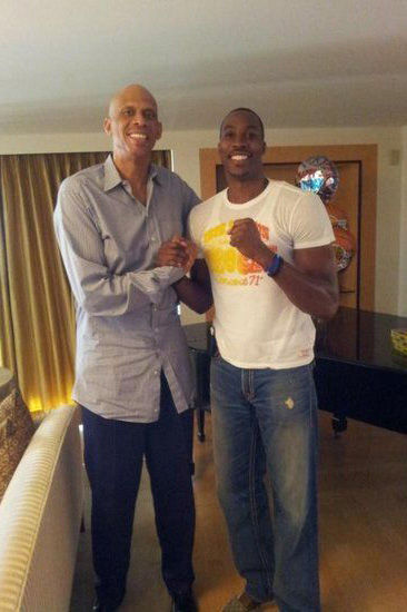 这雪有点大，欧冠赛前一名挪威记者在博德闪耀的球场边线处滑雪（大雪纷飞，欧冠赛前挪威记者在博德闪耀场边滑雪）