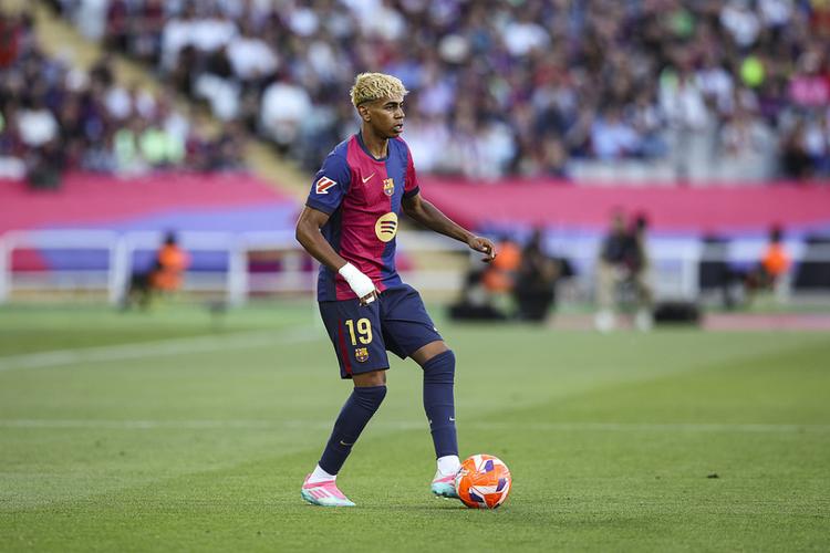 足球世界杯球场建设进入收尾阶段，安全标准升级（足球世界杯球场建设步入收官，安全标准全面升级）