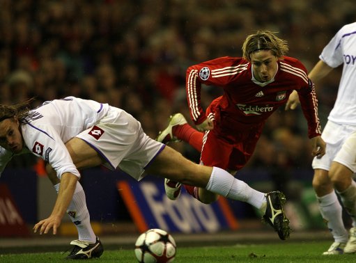 皇马客场对阵阿拉维斯，后防伤病严重，阿隆索面临解雇危机，需尽快取胜以保帅位。（客战阿拉维斯，皇马后防告急；阿隆索帅位危机四伏，唯有速胜自保）