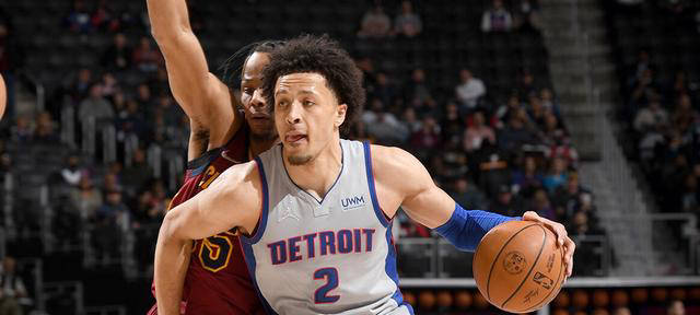 默特萨克、于大宝观战梅州U15vs浙江U15，并与小球员互动（默特萨克与于大宝现场观看梅州U15对浙江U15，并与小球员亲切互动）