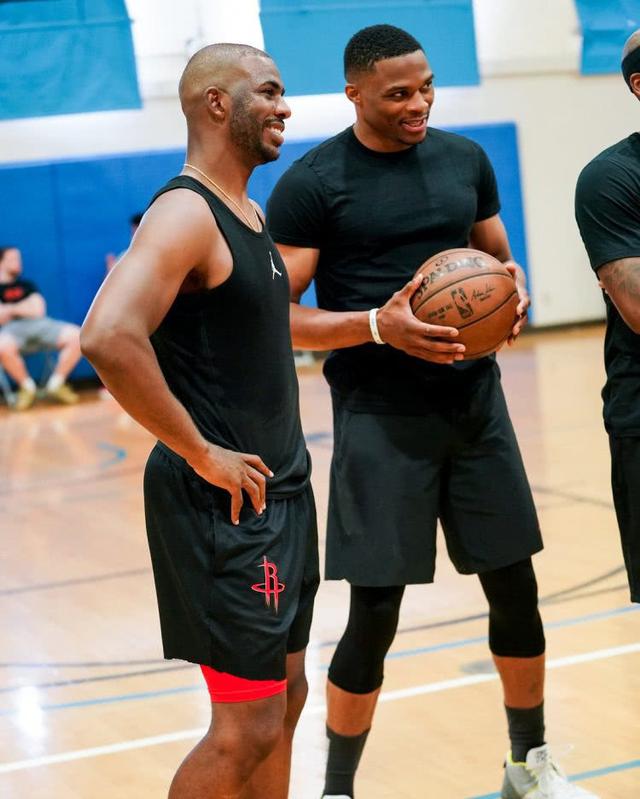 队记：鹈鹕不会贱卖琼斯和墨菲，要价不会低于一个首轮（队记：鹈鹕不低价出手琼斯与墨菲，标价至少一个首轮签）