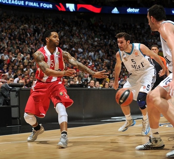 跟玩一样！约基奇单打申京 连续丝滑转身出空间轻松抛投！（约基奇背打申京，连串丝滑转身拉开空间，轻松抛投命中）