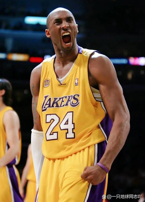 左右脚开弓 欧冠双响+MVP！前曼联天才乱杀：20场13球4助（欧冠梅开二度当选MVP，前曼联天才左右开弓：20战13球4助）