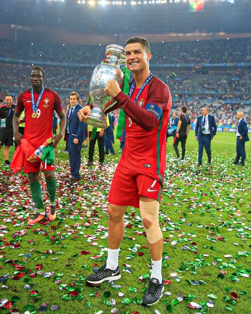 吉鲁帽子戏法助阿森纳3-0胜奥林匹亚科斯晋级欧冠16强（吉鲁上演帽子戏法，阿森纳3-0击败奥林匹亚科斯挺进欧冠16强）