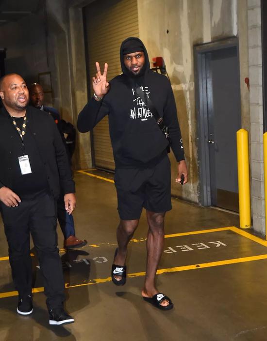 欧洲足球一夜疯狂：水晶宫绝杀，多特6轮不败，罗马爆冷（欧陆足坛今夜沸腾：水晶宫补时绝杀，多特六轮不败，罗马爆冷失利）