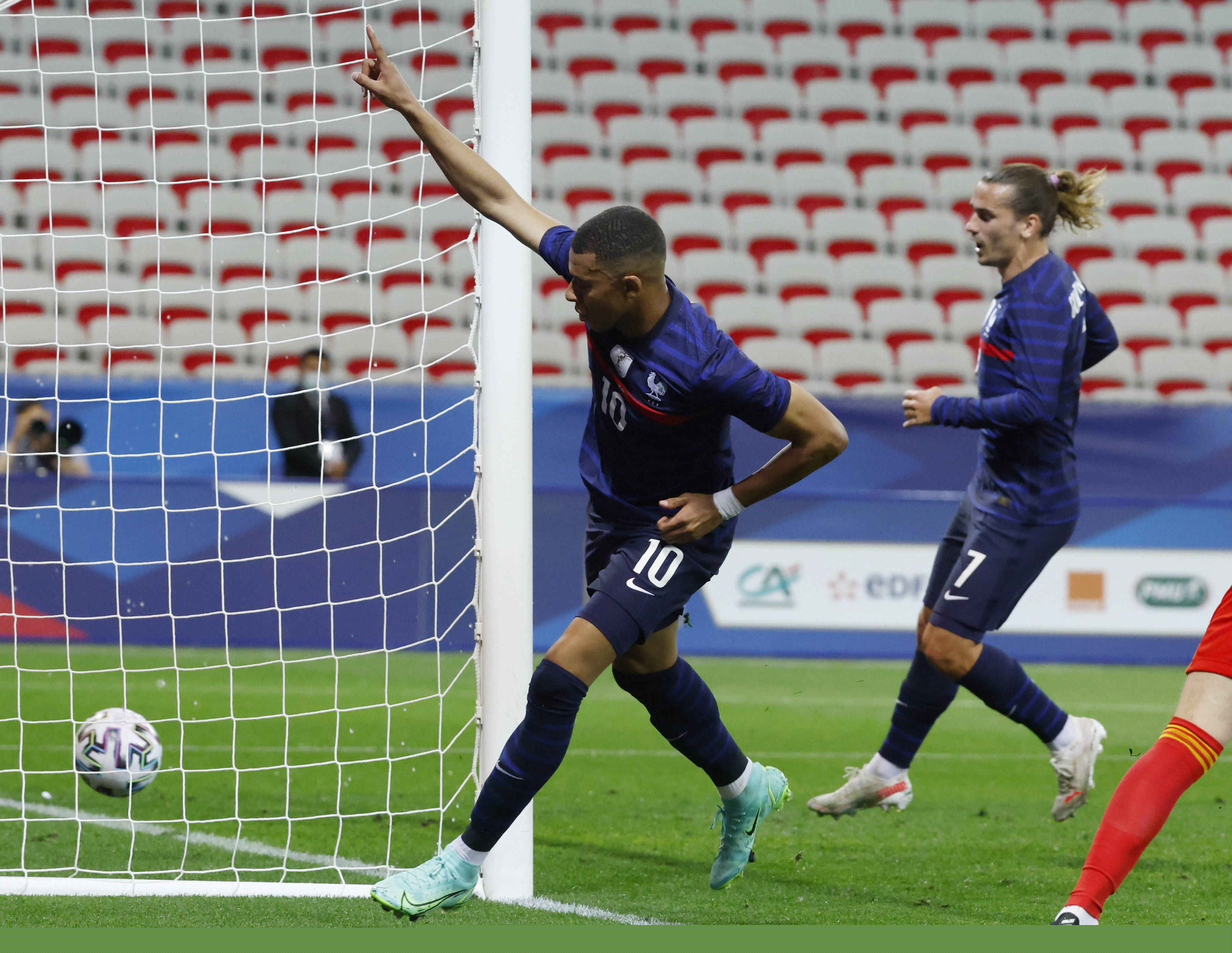 法国队11月大名单：姆巴佩领衔，坎特、谢尔基在列（法国队11月名单公布：姆巴佩挂帅，坎特与谢尔基入选）