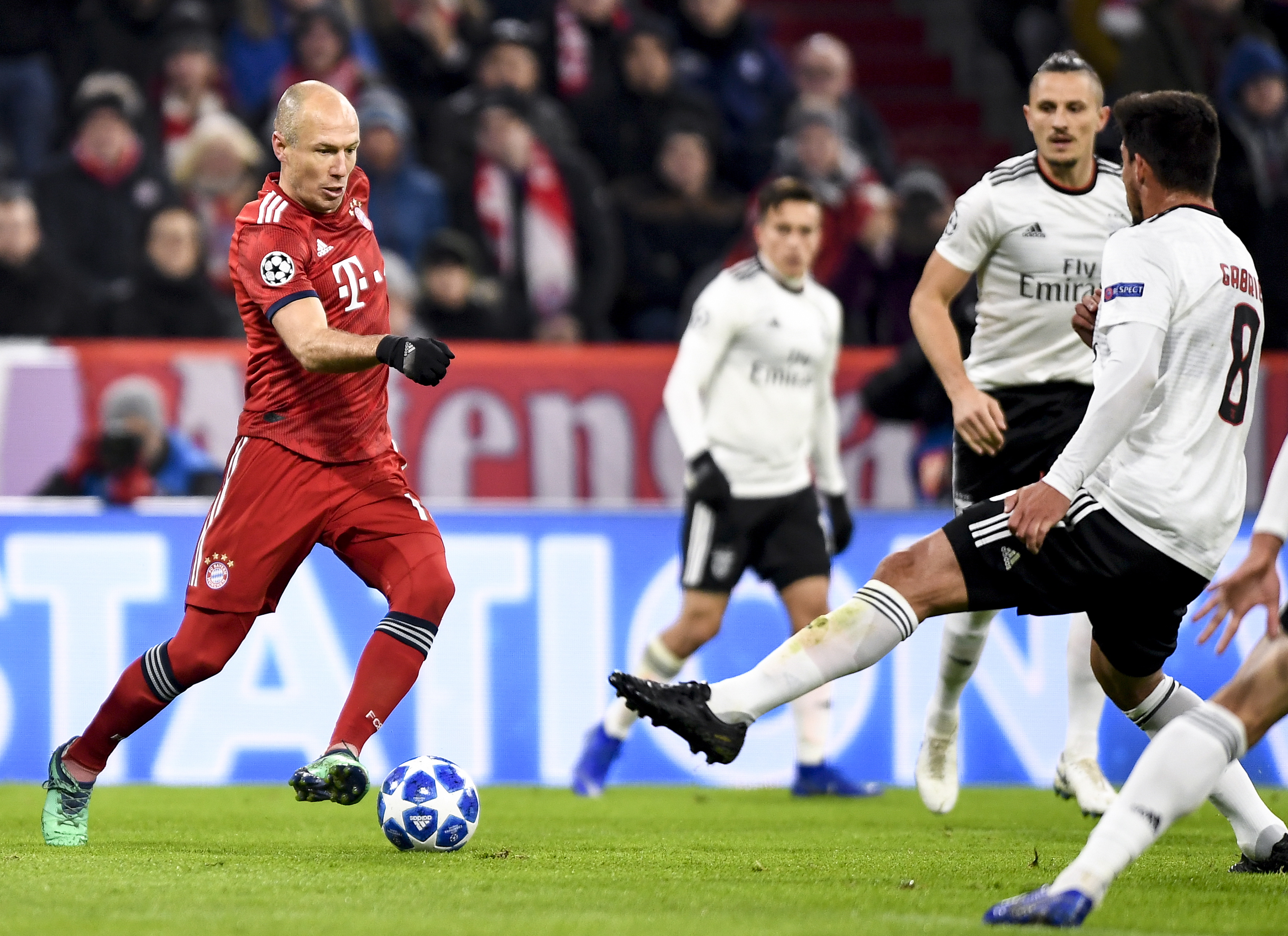 里尔年轻中场布阿迪被多家豪门关注，转会呼声高，期待其未来成为新星。（里尔小将布阿迪获多豪门青睐，转会热度高涨，未来新星可期）