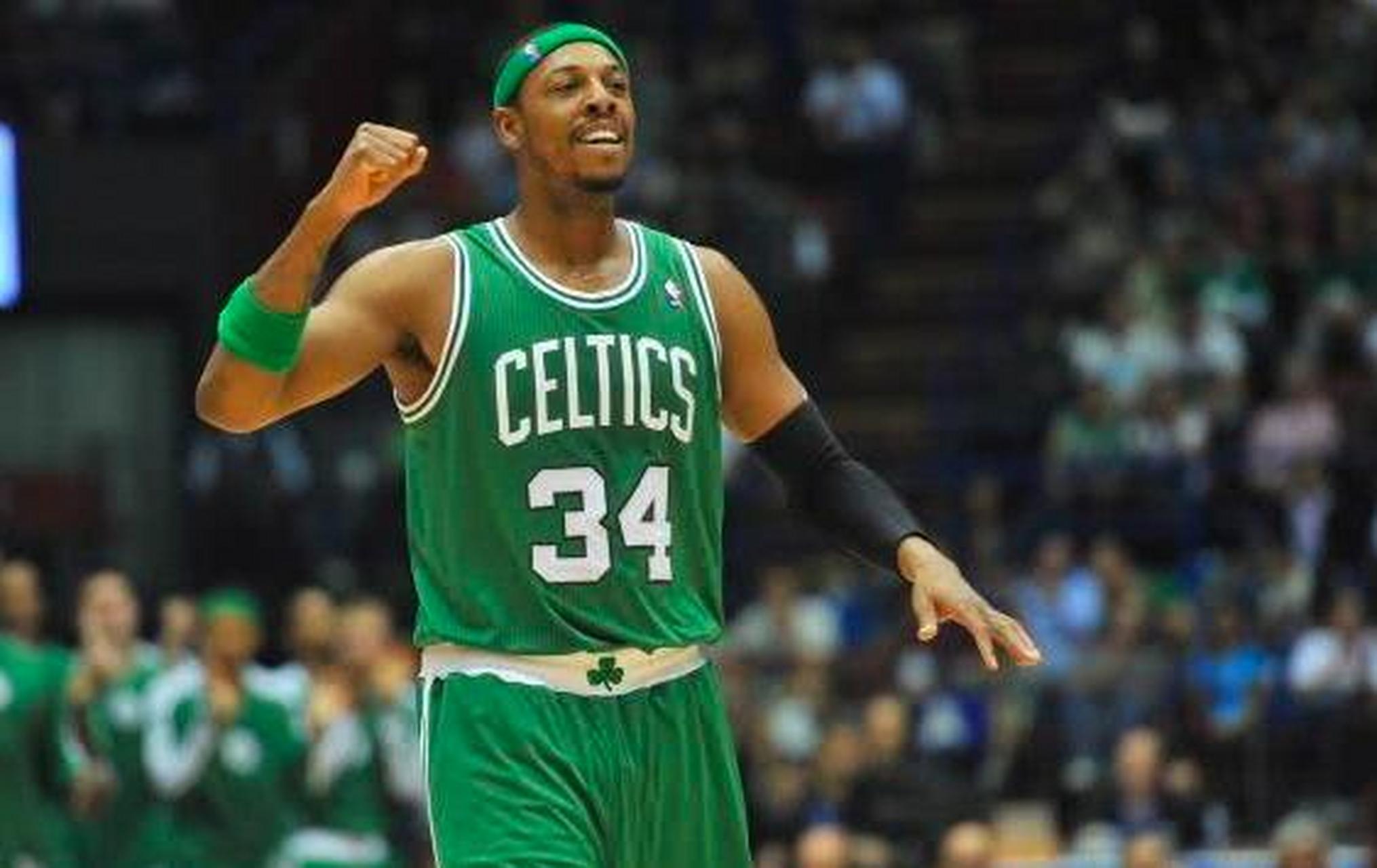 半场：柏林联1-1拜仁，诺伊尔“下蛋”送礼，迪亚斯0度角破门（半场战报：柏林联1-1拜仁，诺伊尔失误送礼，迪亚斯零角度破门）