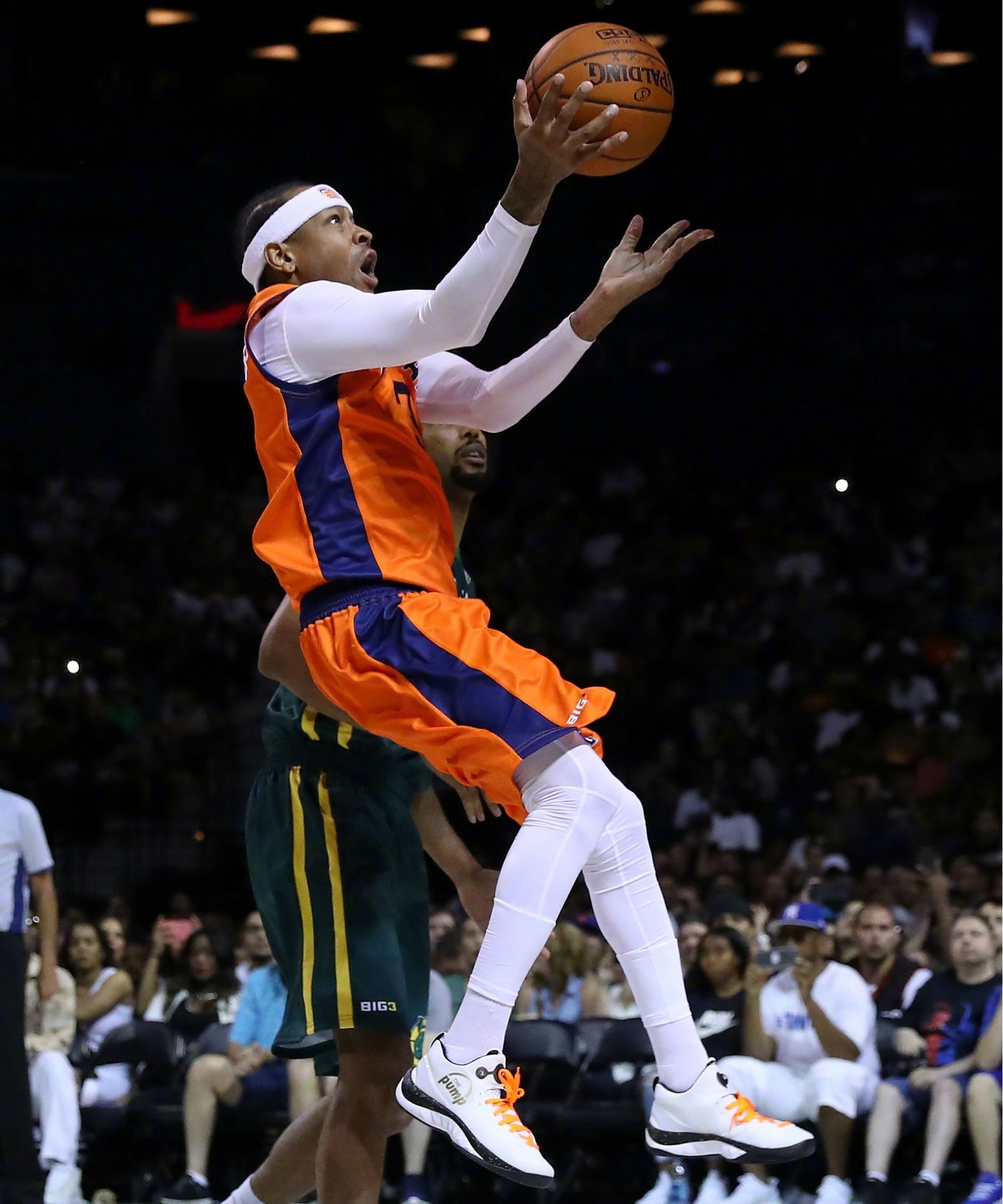 神锋！小蜜蜂前锋蒂亚戈再演梅开二度，联赛13场进11球（锋霸发威！小蜜蜂射手蒂亚戈再度梅开二度，联赛13战轰入11球）