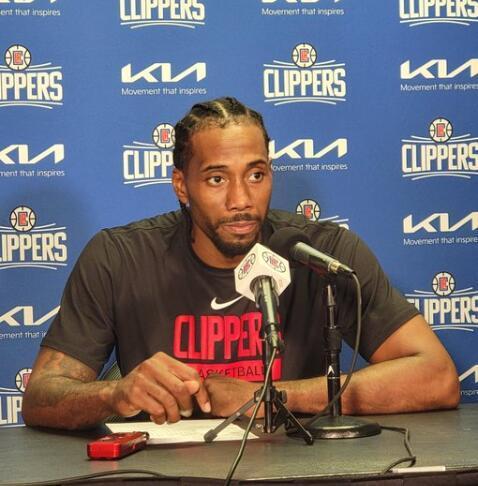 北控篮球赛精彩瞬间，邹雨宸三分球助力球队反超（北控男篮精彩瞬间：邹雨宸命中三分助球队反超比分）