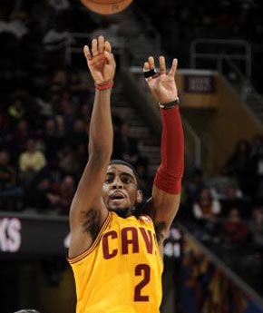 防不了！东契奇低位背身单打命中高难度跳投（无人可挡！东契奇低位背身强打命中高难度跳投）