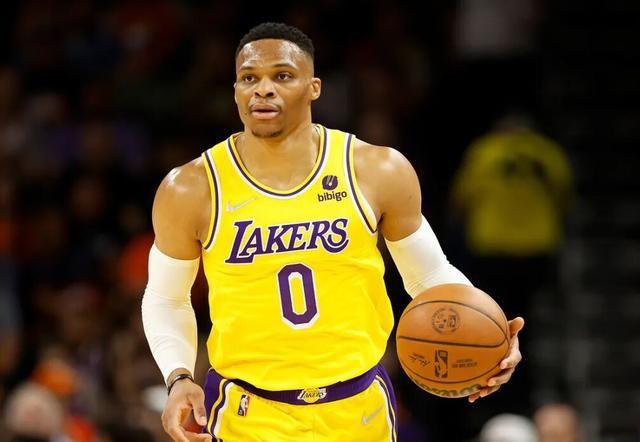 陈培东关键时刻发挥神勇，广厦队展现顽强斗志（陈培东关键时刻神勇发威，广厦队顽强拼搏）