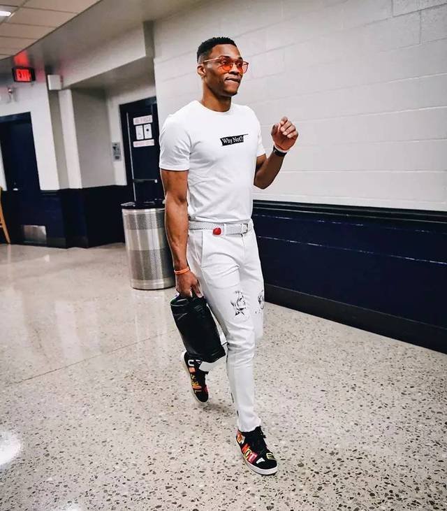 0分0板0助+投篮过桥，被杜锋“死亡凝视”，粤蜜：赶快把他送走（挂零出场还投篮过桥，遭杜锋怒瞪，广东球迷：赶紧把他送走）