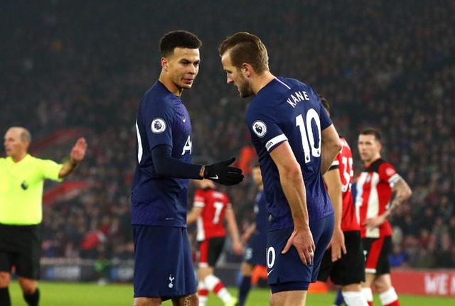 法兰克福4-3逆转科隆，伯卡特梅开二度，达胡德建功（法兰克福上演4-3逆转击败科隆，伯卡特双响，达胡德破门）