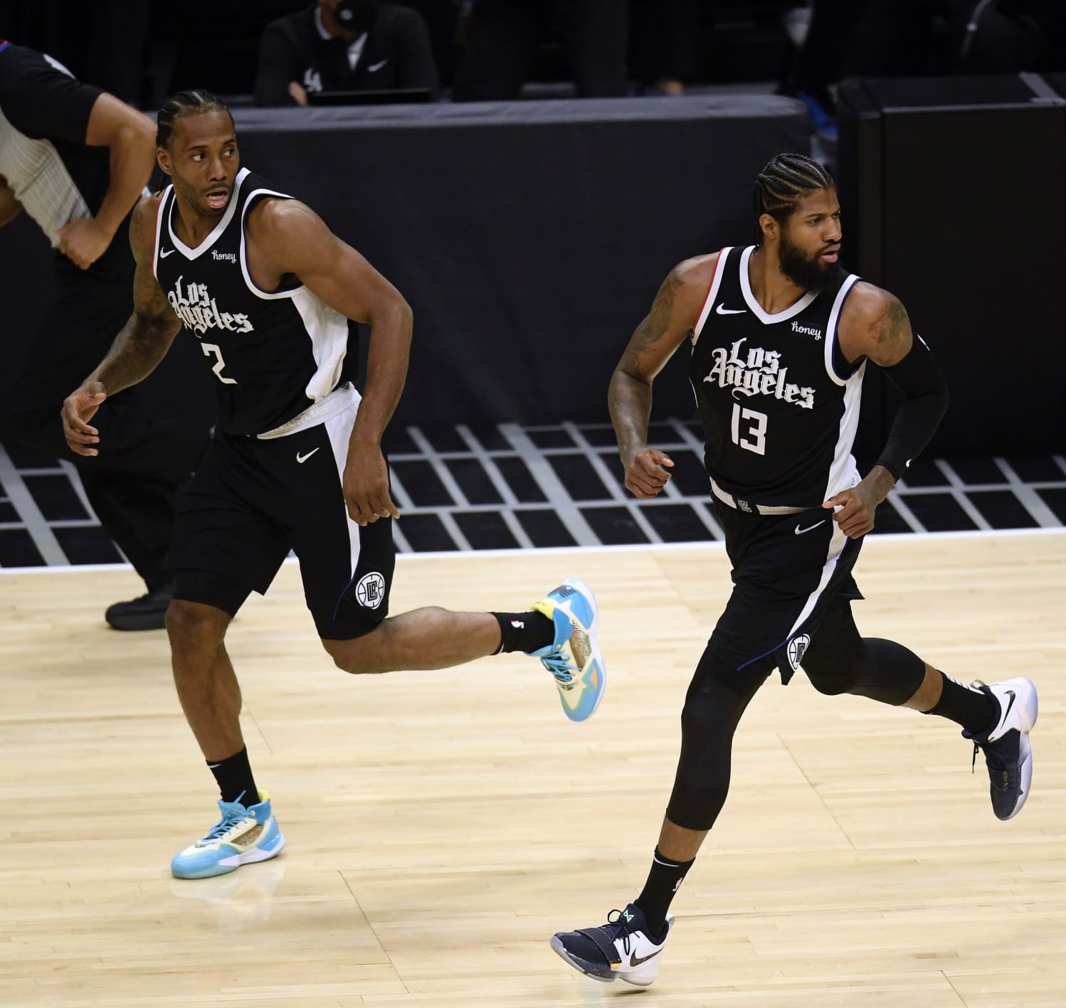 状态提升明显！官方：哈维西蒙斯传射建功，当选热刺2-0布伦特福德全场最佳（官方评全场最佳：哈维西蒙斯传射助热刺2-0布伦特福德，状态回升显著）