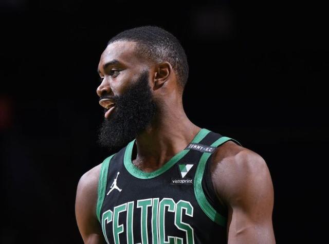 22／23赛季以来顶级前锋越位数：哈兰德仅18次，C罗143次（22／23至今顶级前锋越位对比：哈兰德18次，C罗143次）