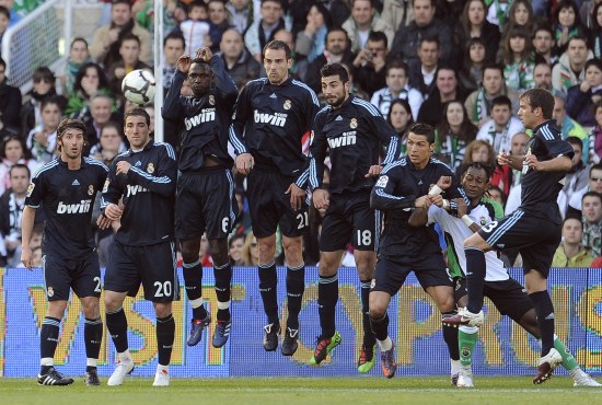 国米客战维罗纳：劳塔罗、博尼领衔锋线，恩里克、比塞克首发（国米客场战维罗纳：劳塔罗携博尼领衔锋线，恩里克与比塞克先发）