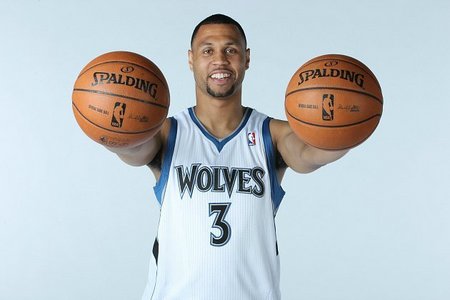 越来越大了，泰州高速口已经搭好巨幅“苏超”冠军标语（泰州高速口挂起巨幅“苏超”冠军标语，声势再升级）